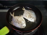 细腻鲜美黑胡椒煎鲳鱼做法图解4)