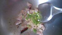 家常菜蒜薹炒肉做法图解3)