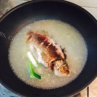 鲫鱼萝卜豆腐汤做法图解4)