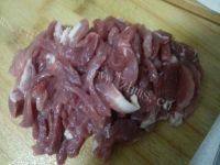 家常的金针菇炒肉丝做法图解3)