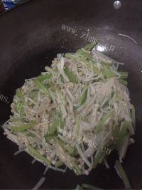 家常金针菇炒芹菜做法图解5)