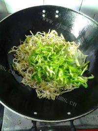 家常菜青椒炒绿豆芽做法图解3)
