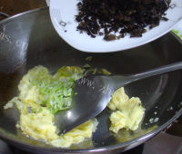 好吃的鸡蛋木耳炒饭做法图解9)