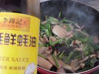 营养丰富的芹菜炒鱿鱼做法图解10)