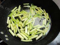 芹菜肉丝做法图解7)