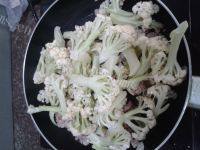 家常菜肉片炒菜花做法图解5)
