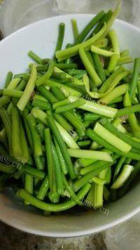 家常菜蒜薹炒腊肉做法图解2)