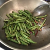 诱人的干煸豆角做法图解9)