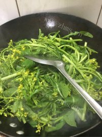 家常菜素炒菜心做法图解3)
