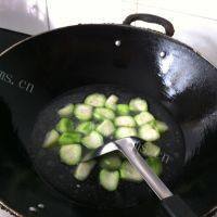 美味的虾皮丝瓜汤做法图解5)