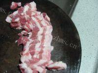 家常菜芹菜炒五花肉做法图解3)