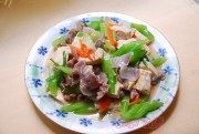 美味的冻豆腐炒猪面珠灯肉