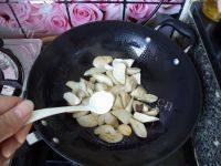家常菜蚝油鸡腿菇做法图解8)