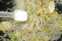回味无穷的绿豆芽炒鸡蛋做法图解9)