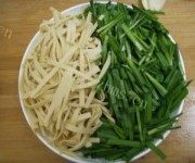 家常菜花肉韭菜炒豆皮做法图解2)