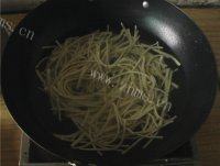 简易芹菜拌干丝做法图解4)