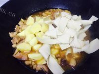 独特的红烧肉炖土豆做法图解9)