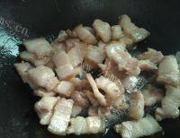 美味的五花肉炒蒜苔的做法图解三