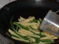 两豆相撞的刀豆炒土豆做法图解6)
