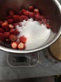 诱人的草莓酱做法图解2)