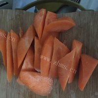 美味的玉米胡萝卜排骨汤做法图解4)