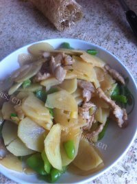 家常菜肉丝青椒土豆片