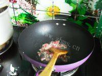 家常菜芹菜木耳炒肉做法图解3)
