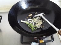 好吃的青椒炒双菇做法图解5)