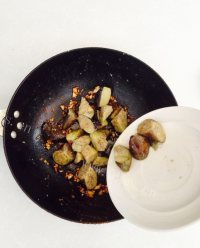 家常小鱼干烧茄子做法图解11)