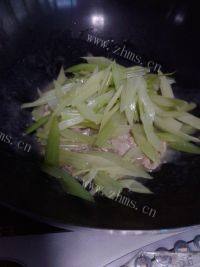 口感丰厚的西芹炒肉片做法图解5)