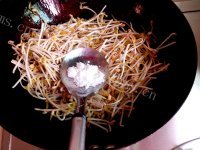 家常菜蒜苗炒豆芽做法图解4)