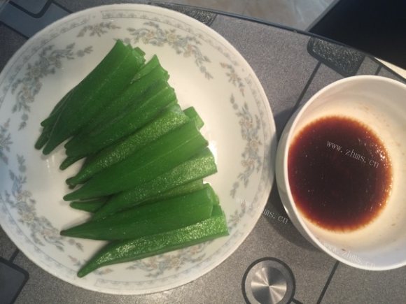 诱人的白灼秋葵