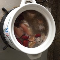美味的猪手莲藕汤做法图解2)