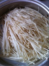家常菜油泼金针菇做法图解2)