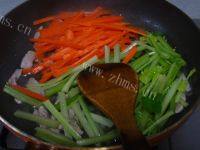 胡萝卜平菇炒肉丝做法图解5)
