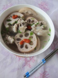 美味的莲藕排骨汤做法图解11)