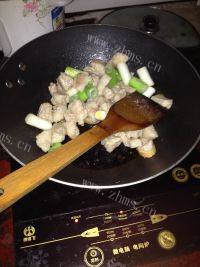 美美厨房之排骨炖土豆做法图解4)