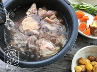 香喷喷的板栗羊肉煲做法图解6)