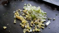 美味的烫面芹菜馅饼做法图解2)