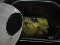 口感不错的芝麻餐包做法图解3)