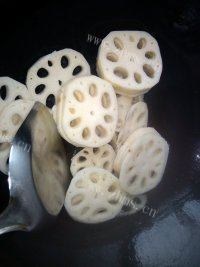 口感饱满的番茄藕片做法图解4)
