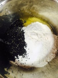 轻脆无糖黑芝麻苏打饼干做法图解2)