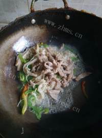热腾腾的金针菇炒肉丝做法图解7)
