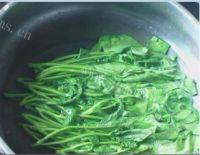 色泽不错的蒜茸空心菜做法图解2)