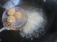 美味的素炸豆腐丸做法图解9)