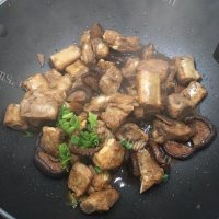 香菇排骨做法图解5)