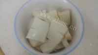 美味的三文鱼头豆腐汤做法图解2)