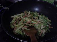 肉丝炒芹菜自制做法图解6)