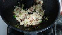 腊肠木耳西兰花炒饭做法图解6)