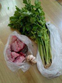 鲜美的芹菜鲜鱼汤做法图解1)